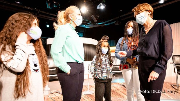 Gemeinsames Ziel Bildungsgleichheit: Als Patinnen des DKJS-Programms „Wir stärken Mädchen“ setzen sich First Lady Elke Büdenbender und Entertainerin Barbara Schöneberger für gleiche Bildungschancen von Mädchen ein. (Foto: DKJS/J. Farys)