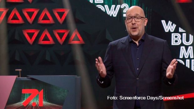 Wer stiehlt Wolfgang Link die Show? Das ProSiebenSat.1-Vorstandsmitglied führte am heutigen Dienstag bei den virtuellen Screenforce Days in bekanntem Ambiente durch die Präsentation der Senderfamilie. Foto: Screenforce Days/Screenshot