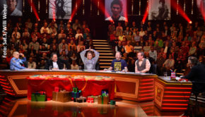 In der Sat.1-Geburtstagsshow „Senil daneben“ blicken morgen zahlreiche Gäste auf die bisherige Laufbahn von Hugo Egon Balder zurück. Auch eine Raterunde mit dem „doppelten Balder“ steht auf dem Programm. (Foto: Sat.1/Willi Weber)