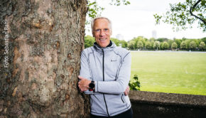 100 Jahre alt werden und trotzdem fit bleiben – geht das? Dieser Frage widmet sich der Kölner Sportwissenschaftler und Gesundheitsexperte Prof. Dr. Ingo Froböse in seinem neuen Buch. (Foto: Sebastian Bahr