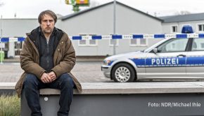 In der Radio Bremen-Talkshow „3nach9“ berichtet Schauspieler Bjarne Mädel am heutigen 15. Januar von der Arbeit an dem ARD-Film „Sörensen hat Angst“. Neben der Titelrolle übernahm er hier auch die Regie. Weitere Gäste sind u.a. Schauspielerin Sibel Kekilli und Grünen-Politiker Robert Habeck. (Foto: NDR/Michael Ihle)