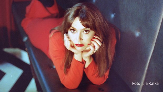 Die 35. Ausgabe des niederländischen Musik-Branchentreffs Eurosonic Noorderslag findet ab heute ausschließlich online statt. Im umfangreichen Showcase-Programm treten auch deutsche Acts wie die Berliner Singer-Songwriterin Sofia Portanet auf. (Foto: Lia Kalka)