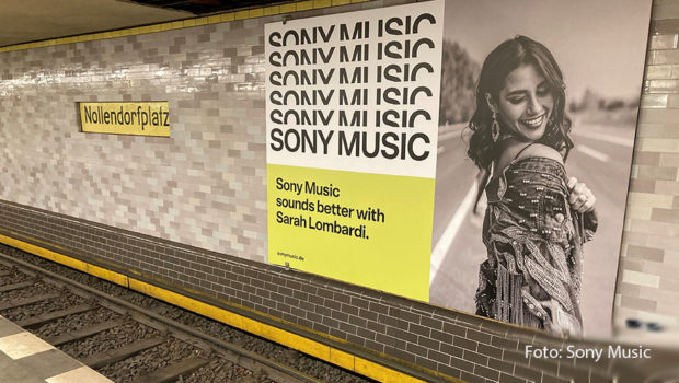 Sony Music wirbt derzeit auf Großplakaten mit Sarah Lombardi. Zum Beispiel am Berliner Nollendorfplatz begrüßt die Entertainerin die Fahrgäste der BVG. (Foto: Sony Music)