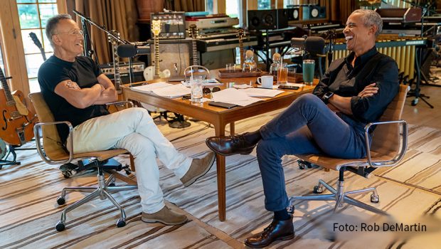 Der ehemalige US-Präsident Barack Obama und Rockstar Bruce Springsteen machen in einem Podcast gemeinsame Sache. Ihre Gesprächsreihe „Renegades: Born in the USA“ ist nun auch bei Spotify in Deutschland verfügbar. (Foto: Rob DeMartin)