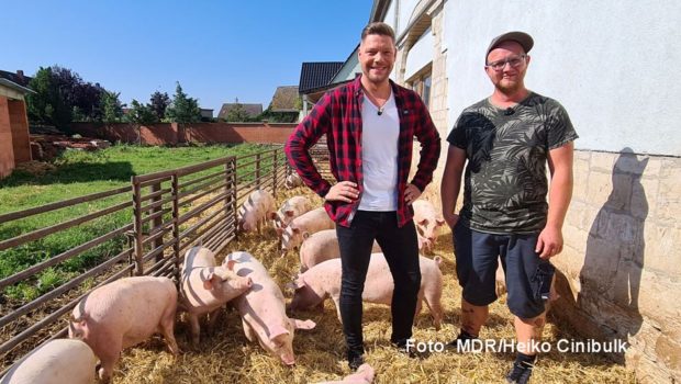 Auf seinem Hof in Müncheroda führt Landwirt Frank Schneider einen modernen Schweinezuchtbetrieb. Sternekoch Robin Pietsch stattete ihm für sein Reportage-Format „Stadt, Land, Pietsch“ im MDR Fernsehen einen Besuch ab. (Foto: MDR/Heiko Cinibulk)