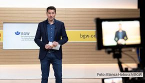 Menschen, die in der Pflege arbeiten, stehen derzeit in besonderer Weise unter dem Eindruck der Corona-Pandemie. Was ist jetzt wichtig? Und: welche Weichen sind für die Zukunft zu stellen? Um Fragen wie diese ging es beim digitalen Kongress der Berufsgenossenschaft für Gesundheitsdienst und Wohlfahrtspflege (BGW). Durch das Programm führte ProSieben-Moderator Stefan Gödde. (Foto: Bianca Hobusch/BGW)