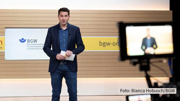 Menschen, die in der Pflege arbeiten, stehen derzeit in besonderer Weise unter dem Eindruck der Corona-Pandemie. Was ist jetzt wichtig? Und: welche Weichen sind für die Zukunft zu stellen? Um Fragen wie diese ging es beim digitalen Kongress der Berufsgenossenschaft für Gesundheitsdienst und Wohlfahrtspflege (BGW). Durch das Programm führte ProSieben-Moderator Stefan Gödde. (Foto: Bianca Hobusch/BGW)