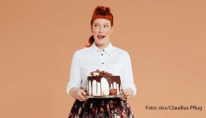 Das neue Jahr beginnt mit einer aktuellen Folge des Podcasts „Sweet & Easy“. Enie van de Meiklokjes und ihr Co-Host Ole Lehmann stellen darin ihre ganz persönlichen Koch- und Backbuch-Favoriten vor. (Foto: sixx/Claudius Pflug)