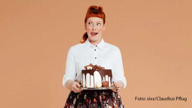 Wie man Essen perfekt ins Bild setzt, erzählt Food-Fotografin Leonie Hinrichs in der heute veröffentlichen Episode von „Sweet & Easy“. Der Podcast wird von Enie van de Meiklokjes und Comedian Ole Lehmann moderiert. (Foto: sixx/Claudius Pflug)