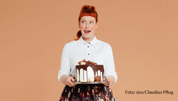 Wie man Essen perfekt ins Bild setzt, erzählt Food-Fotografin Leonie Hinrichs in der heute veröffentlichen Episode von „Sweet & Easy“. Der Podcast wird von Enie van de Meiklokjes und Comedian Ole Lehmann moderiert. (Foto: sixx/Claudius Pflug)