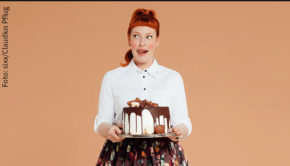 Enie van de Meijklokjes kehrt ab Samstag mit neuen Folgen von „Sweet & Easy – Enie backt“ ins TV-Programm von sixx zurück. Zudem gibt’s künftig auch einen Podcast-Ableger des Formats, den die Backexpertin mit dem Comedian Ole Lehmann moderiert. (Foto: sixx/Claudius Pflug)