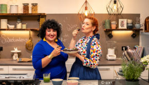 Backexpertin Enie van de Meiklokjes begrüßt am Samstag Meltem Kaptan als Gast in ihrer sixx-Show „Sweet & Easy – Enie backt“. Zudem ist eine neue Folge des zugehörigen Podcasts erschienen. (Foto: sixx)