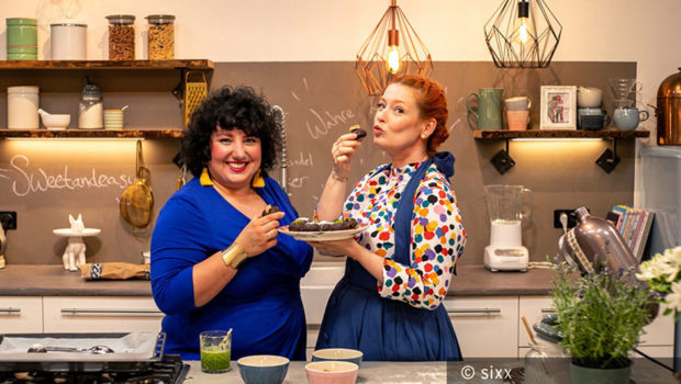 Backexpertin Enie van de Meiklokjes begrüßt am Samstag Meltem Kaptan als Gast in ihrer sixx-Show „Sweet & Easy – Enie backt“. Zudem ist eine neue Folge des zugehörigen Podcasts erschienen. (Foto: sixx)