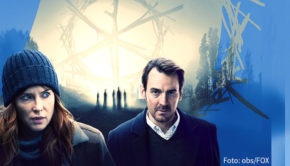 „Tasmanian Noir“ ist angesagt, wenn der Seriensender Fox „The Gloaming“ nach Deutschland bringt. Der hochgelobte Krimi-Achtteiler wird im Herbst erstmals hierzulande ausgestrahlt. Bei ihrem Sendestart in Großbritannien gab‘s zahlreiche positive Kritiken für die australische Produktion „The Gloaming“. Die renommierte Tageszeitung „The Guardian“ stellte sie sogar in eine Reihe mit David Lynchs Mystery-Klassiker „Twin Peaks”. Nun zeigt Fox die auf Tasmanien gedrehte Crime-Serie als deutsche TV-Premiere: Ab dem 14. Oktober läuft sie immer mittwochs um 21:00 Uhr. Im Mittelpunkt steht das ungleiche Ermittlerpaar Molly McGee und Alex O‘Connell, das den mysteriösen Mord an einer älteren Frau aufklären muss. Zunächst gibt‘s keine Erklärung für das brutale Verbrechen, doch nach und nach werden die Hintergründe aufgedeckt. Einige reichen weit zurück in die gewalttätige Vergangenheit Australiens, das über 80 Jahre lang eine britische Strafkolonie war. Die Hauptrollen spielen Ewen Leslie („Ein sicherer Hafen“), der in seiner Heimat respektvoll als „Australiens Antwort auf Cary Grant“ bezeichnet wird, und Emma Booth, die u.a. auch in der erfolgreichen US-Serie „Once Upon a Time – Es war einmal…“ mitgewirkt hat. (Foto: obs/Fox)