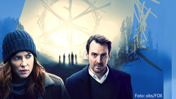 „Tasmanian Noir“ ist angesagt, wenn der Seriensender Fox „The Gloaming“ nach Deutschland bringt. Der hochgelobte Krimi-Achtteiler wird im Herbst erstmals hierzulande ausgestrahlt. Bei ihrem Sendestart in Großbritannien gab‘s zahlreiche positive Kritiken für die australische Produktion „The Gloaming“. Die renommierte Tageszeitung „The Guardian“ stellte sie sogar in eine Reihe mit David Lynchs Mystery-Klassiker „Twin Peaks”. Nun zeigt Fox die auf Tasmanien gedrehte Crime-Serie als deutsche TV-Premiere: Ab dem 14. Oktober läuft sie immer mittwochs um 21:00 Uhr. Im Mittelpunkt steht das ungleiche Ermittlerpaar Molly McGee und Alex O‘Connell, das den mysteriösen Mord an einer älteren Frau aufklären muss. Zunächst gibt‘s keine Erklärung für das brutale Verbrechen, doch nach und nach werden die Hintergründe aufgedeckt. Einige reichen weit zurück in die gewalttätige Vergangenheit Australiens, das über 80 Jahre lang eine britische Strafkolonie war. Die Hauptrollen spielen Ewen Leslie („Ein sicherer Hafen“), der in seiner Heimat respektvoll als „Australiens Antwort auf Cary Grant“ bezeichnet wird, und Emma Booth, die u.a. auch in der erfolgreichen US-Serie „Once Upon a Time – Es war einmal…“ mitgewirkt hat. (Foto: obs/Fox)