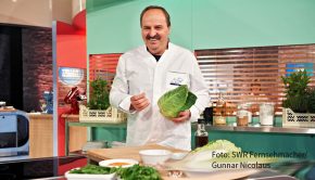 Durch seine regelmäßigen Aufritte in TV-Formaten wie dem „Tellertausch“ des SWR zählt Johann Lafer zu den bekanntesten Spitzenköchen im deutschsprachigen Raum. Am Samstag spricht er im Interview bei barba radio u.a. über seine private Zurückhaltung am Herd und die Bedeutung des Essens in Zeiten von Corona. (Foto: SWR Fernsehmacher/Gunnar Nicolaus)