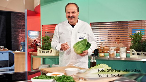 Durch seine regelmäßigen Aufritte in TV-Formaten wie dem „Tellertausch“ des SWR zählt Johann Lafer zu den bekanntesten Spitzenköchen im deutschsprachigen Raum. Am Samstag spricht er im Interview bei barba radio u.a. über seine private Zurückhaltung am Herd und die Bedeutung des Essens in Zeiten von Corona. (Foto: SWR Fernsehmacher/Gunnar Nicolaus)