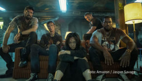 „The Boys“ sind zurück. In der zweiten Staffel der US-Serie mit „Star Trek“-Star Karl Urban, die Amazon Prime Video ab dem morgigen 4. September auch in Deutschland veröffentlicht, setzen die Normalsterblichen ihren Kampf gegen böse Superhelden fort. (Foto: Amazon/Jasper Savage)