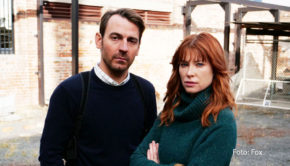 Am morgigen 14. Oktober startet die achtteilige Serie „The Gloaming“ als deutsche TV-Premiere bei Fox. Emma Booth und Ewen Leslie sind als Ermittler zu sehen, die eine mysteriöse Mordserie auf Tasmanien aufklären müssen. (Foto: Fox)