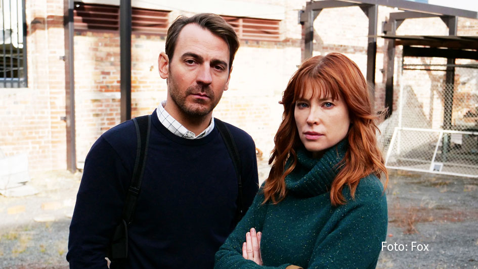 Am morgigen 14. Oktober startet die achtteilige Serie „The Gloaming“ als deutsche TV-Premiere bei Fox. Emma Booth und Ewen Leslie sind als Ermittler zu sehen, die eine mysteriöse Mordserie auf Tasmanien aufklären müssen. (Foto: Fox)