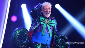 Mit „The Masked Singer“ feiert ProSieben einen der größten Erfolge seiner Sendergeschichte. Am morgigen 20. Oktober geht die Musikshow in die dritte Staffel. Erster Gast im Rateteam ist Dieter Hallervorden, der noch vor wenigen Monaten selbst als „Chamäleon“ auf der Bühne stand. (Foto: obs/ProSieben)