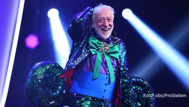Mit „The Masked Singer“ feiert ProSieben einen der größten Erfolge seiner Sendergeschichte. Am morgigen 20. Oktober geht die Musikshow in die dritte Staffel. Erster Gast im Rateteam ist Dieter Hallervorden, der noch vor wenigen Monaten selbst als „Chamäleon“ auf der Bühne stand. (Foto: obs/ProSieben)