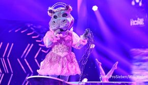 Runde drei der Musik-Rateshow „The Masked Singer“ steht am morgigen 3. November bei ProSieben auf dem Programm. Mit dabei ist auch wieder das „Nilpferd“, unter dem viele Nutzer der Sender-App den Spitzenkoch Nelson Müller vermuten. (Foto: ProSieben/Willi Weber)