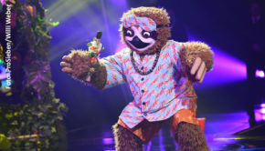 Das „Faultier“ machte zuletzt in der ProSieben-Show „The Masked Singer“ seinem Namen keine Ehre und legte sich stattdessen mit „Kiss“ von Prince mächtig ins Zeug. Ob tatsächlich Entertainer Stefan Raab in dem Kostüm sein TV-Comeback gibt, könnte sich schon zu Beginn der heutigen Live-Sendung herausstellen. (Foto: ProSieben/Willi Weber)