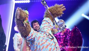 Die dritte Staffel der ProSieben-Show „The Masked Singer“ geht am morgigen 24. November zu Ende. Im Finale gibt sich auch der Sieger von Staffel 2 die Ehre: Schauspieler und Sänger Tom Beck wirkt als Gast im Rateteam mit. (Foto: ProSieben/Willi Weber)