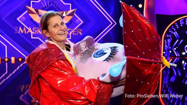 Nicht der von manchen im Vorfeld vermutete Ex-Profifußballer Bastian Schweinsteiger verbarg sich unter dem Kostüm des „Schweins“, aber dafür eine fußball-affine Moderatorin: Katrin Müller-Hohenstein lüftete gestern als erste Teilnehmerin von Staffel 4 der ProSieben-Show „The Masked Singer“ ihre Inkognito. (Foto: ProSieben/Willi Weber)