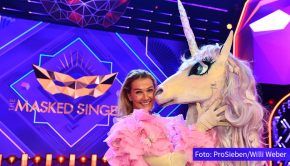 Das „Einhorn“ ist nach der zweiten Show der aktuellen Staffel von „The Masked Singer“ aus dem Rennen. Unter dem Kostüm verbarg sich die ehemalige Weltklasse-Schwimmerin Franziska van Almsick. (Foto: ProSieben/Willi Weber)