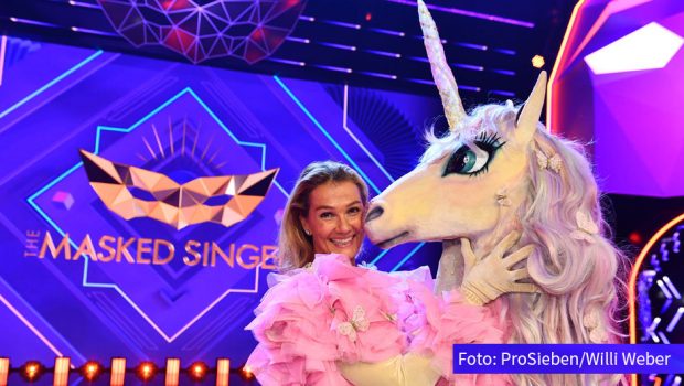 Das „Einhorn“ ist nach der zweiten Show der aktuellen Staffel von „The Masked Singer“ aus dem Rennen. Unter dem Kostüm verbarg sich die ehemalige Weltklasse-Schwimmerin Franziska van Almsick. (Foto: ProSieben/Willi Weber)