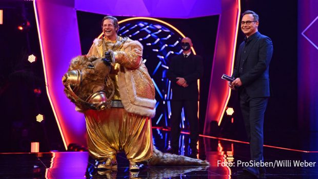Als dritter Prominenter in der aktuellen Staffel von „The Masked Singer“ ließ gestern Abend Henning Baum die Maske fallen. Der Schauspieler war in der ProSieben-Show als partyfreudiges „Quokka“ im Gold-Anzug aufgetreten. (Foto: ProSieben/Willi Weber)