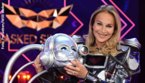 Rund ein Viertel der TV-Zuschauer in der werberelevanten Zielgruppe verfolgte am Dienstagabend den letzten Auftritt von Caroline Beil bei „The Masked Singer“. Bevor die Moderatorin und Schauspielerin am Ende der ProSieben-Show ihre Robotermaske lüftete, hatte sie mit erstklassigem Gesang überzeugen können. (Foto: ProSieben/Willi Weber)