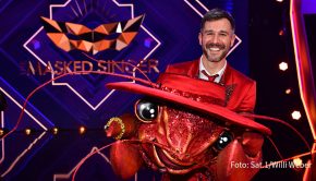 Moderator und Schauspieler Jochen Schropp ließ am Ende der gestrigen Ausgabe der ProSieben-Show „The Masked Singer“ die Maske fallen. Er hatte sich unter dem Kostüm des Hummers verborgen. (Foto: Sat.1/Willi Weber)