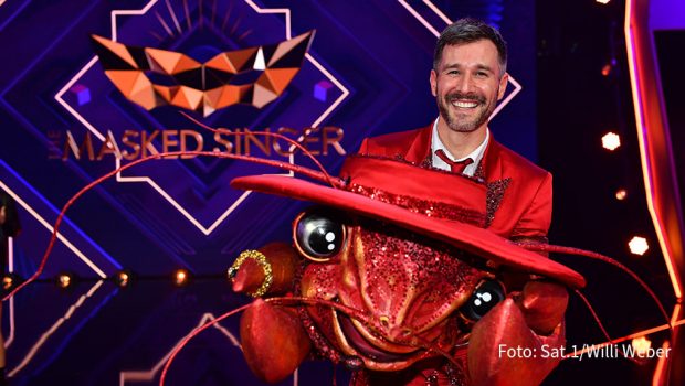 Moderator und Schauspieler Jochen Schropp ließ am Ende der gestrigen Ausgabe der ProSieben-Show „The Masked Singer“ die Maske fallen. Er hatte sich unter dem Kostüm des Hummers verborgen. (Foto: Sat.1/Willi Weber)