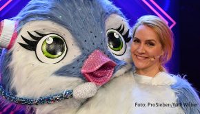 Unter dem „Küken“, das gestern nach Runde vier der ProSieben-Show „The Masked Singer“ demaskiert wurde, verbarg sich Judith Rakers. Die „Tagesschau“-Sprecherin hatten weder Rateteam noch Zuschauer auf dem Zettel gehabt. (Foto: ProSieben/Willi Weber)