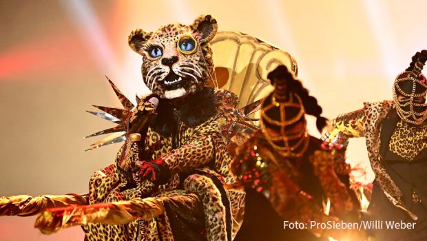 Der „Leopard“, unter dem sich eine stimmgewaltige Sängerin verbirgt, tritt heute wieder bei „The Masked Singer“ auf. In der dritten Ausgabe der ProSieben-Show wirkt Moderator Steven Gätjen als Gast im Rateteam mit. (Foto: ProSieben/Willi Weber)