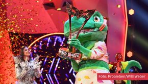 Im Kostüm des „Dinosauriers“ hat Sänger Sasha am Dienstagabend Staffel 4 der ProSieben-Show „The Masked Singer“ für sich entschieden. Die Trophäe erhielt er standesgemäß aus den Händen seiner Vorgängerin: „Skelett“ Sarah Lombardi. (Foto: ProSieben/Willi Weber)