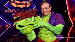 Da waren‘s nur noch sechs. Der Kreis der Kandidaten in der ProSieben-Show „The Masked Singer“ ist gestern wieder kleiner geworden: Comedian und Moderator Wigald Boning musste seine Frosch-Maske lüften. (Foto: ProSieben/Willi Weber)