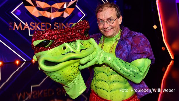 Da waren‘s nur noch sechs. Der Kreis der Kandidaten in der ProSieben-Show „The Masked Singer“ ist gestern wieder kleiner geworden: Comedian und Moderator Wigald Boning musste seine Frosch-Maske lüften. (Foto: ProSieben/Willi Weber)