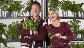 Die vegetarischen Kochkünste der Kandidaten sind heute in der Sat.1-Show „The Taste“ gefordert. Alexander Kumptner und seine Coach-Kollegen sowie Moderatorin Angelina Kirsch begrüßen diesmal den Spitzenkoch Nils Henkel als Gastjuror. (Foto: Sat.1/Jens Hartmann)