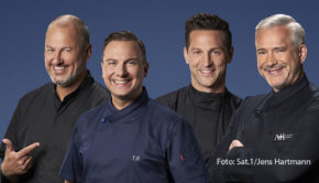 Für die Coaches Frank Rosin, Tim Raue, Alexander Kumptner und Alexander Herrmann sowie acht im Wettbewerb verbliebene Kandidaten steht am morgigen 21. Oktober das Halbfinale der Sat.1-Kochshow „The Taste“ an. Als Gastjuror ist Tim Mälzer mit von der Partie. (Foto: Sat.1/Jens Hartmann)