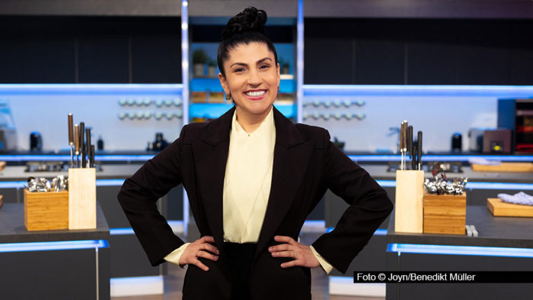 Die letzten freien Plätze in den „The Taste“-Teams werden vergeben. Danach wartet auf die Kandidatinnen und Kandidaten die erste große Herausforderung. Am 29. Oktober stellen sich Coach Elif Oskan und ihre Kollegen mit ihren jeweiligen Teams dem Urteil von Spitzenkoch Roland Trettl. Foto © Joyn/Benedikt Müller