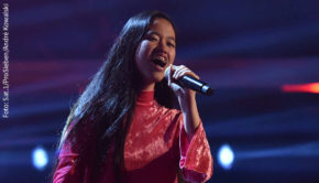 Claudia Emmanuela Santoso aus München gewann 2019 die neunte Staffel von „The Voice of Germany“ und avancierte zum Youtube-Star. Ihre Nachfolgerin wird im Herbst ermittelt. Die Aufzeichnungen finden mit stark reduziertem Studiopublikum statt. (Foto: Sat.1/ProSieben/André Kowalski)