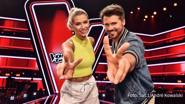 Die Jubiläums-Staffel von „The Voice of Germany“ biegt auf die Zielgerade ein. Zehn Talente treten am 13. Dezember im Halbfinale der Musikshow an. Zur ersten Live-Show kehrt auch Moderatorin Lena Gercke aus ihrer Babypause zurück. (Foto: Sat.1/André Kowalski)