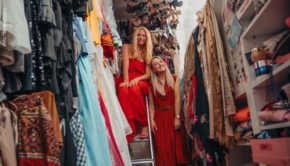 Funkelnde Kleider, extravagante High Heels und bunte Tücher, soweit das Auge reicht: Für Webvideoproduzentin und Instagrammerin TheBeauty2Go gab es in Sonya Kraus‘ Modeparadies in Frankfurt viel zu entdecken. (Foto: The Beauty2Go)