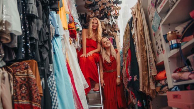 Funkelnde Kleider, extravagante High Heels und bunte Tücher, soweit das Auge reicht: Für Webvideoproduzentin und Instagrammerin TheBeauty2Go gab es in Sonya Kraus‘ Modeparadies in Frankfurt viel zu entdecken. (Foto: The Beauty2Go)