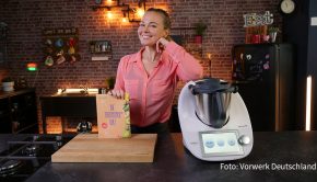 In der zweiten Januarwoche dürften die guten Vorsätze fürs neue Jahr noch nicht ganz verflogen sein. Für das Thema Abnehmen und gesunde Ernährung empfiehlt Personal Trainer und Fitness-Modell Mareike Spaleck nun das Buch „Die Thermomix Diät“. (Foto: Vorwerk Deutschland)