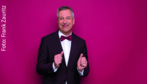 In seinem heute erschienenen Buch „Netter is better. Die hohe Kunst der guten Laune“ beschreibt Thomas Hermanns, welchen Einfluss Nettigkeit und positives Denken auf seine beruflichen Erfolge haben. (Foto: Frank Zauritz)